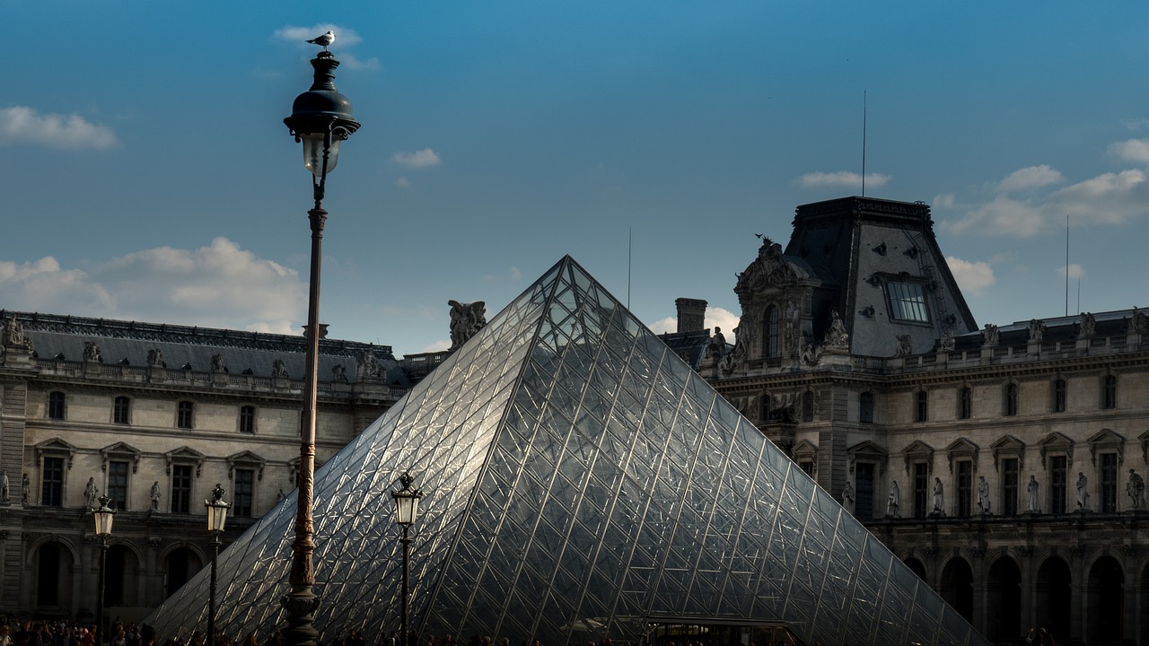 La mode s'expose au Louvre pour la première fois