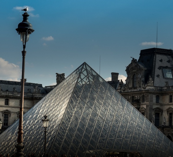 La mode s'expose au Louvre pour la première fois